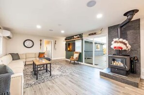 Smart TV, chimenea, videojuegos y futbolito