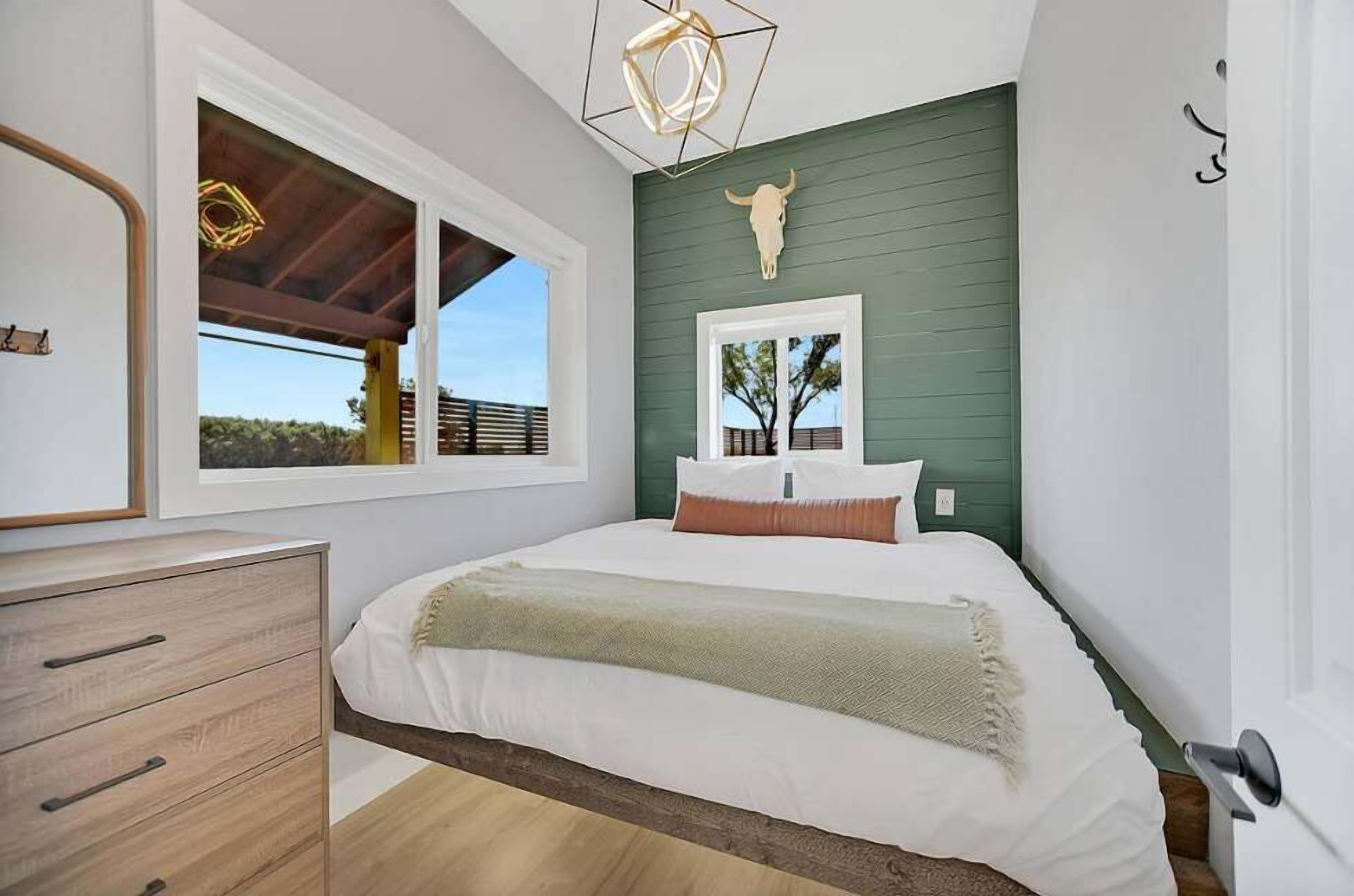 8 habitaciones, escritorio, tabla de planchar con plancha y wifi gratis 