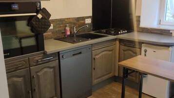 Køleskab, mikrobølgeovn, ovn, kogeplade