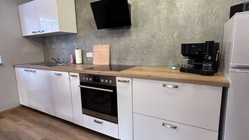 Een koelkast, een microgolfoven, een oven, een kookplaat