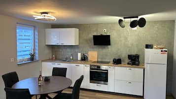 Een koelkast, een microgolfoven, een oven, een kookplaat