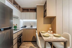 Kühlschrank, Mikrowelle, Ofen, Herdplatte