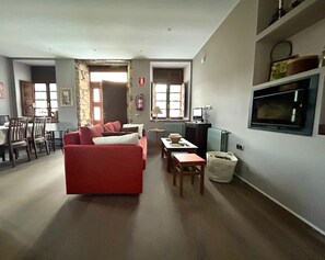 Smart TV, fireplace - Rural apartment at the gates of Muniellos with mountain views (Oballo)