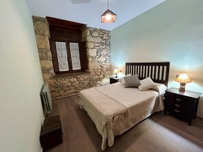 2 bedrooms, WiFi, bed sheets - Rural apartment at the gates of Muniellos with mountain views (Oballo)