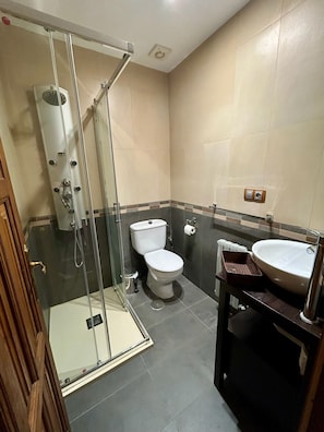 Een douche, een haardroger, handdoeken, toiletpapier