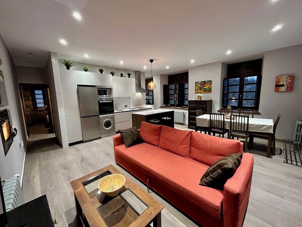 Smart TV, fireplace