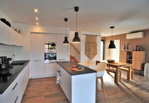 Fridge, oven, dishwasher, coffee/tea maker