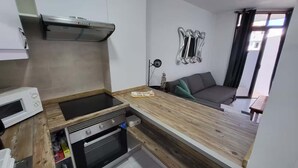冷蔵庫、電子レンジ、オーブン、コンロ