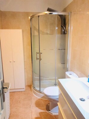 Shower, hair dryer, towels