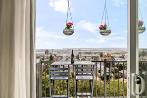 Outdoor dining - Majestic Mermaid Retreat (San Diego)