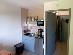 Four, plaque de cuisson, cafetière/bouilloire, grille-pain