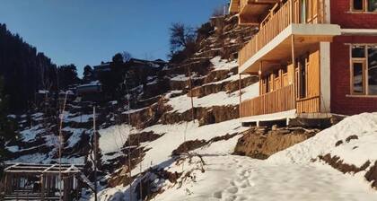 Home Stay with 360 view@Mountain bliss cottage,Jibhi. 5kms away from Jalori Pass