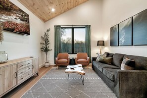 Een televisie, een open haard en een kantoor