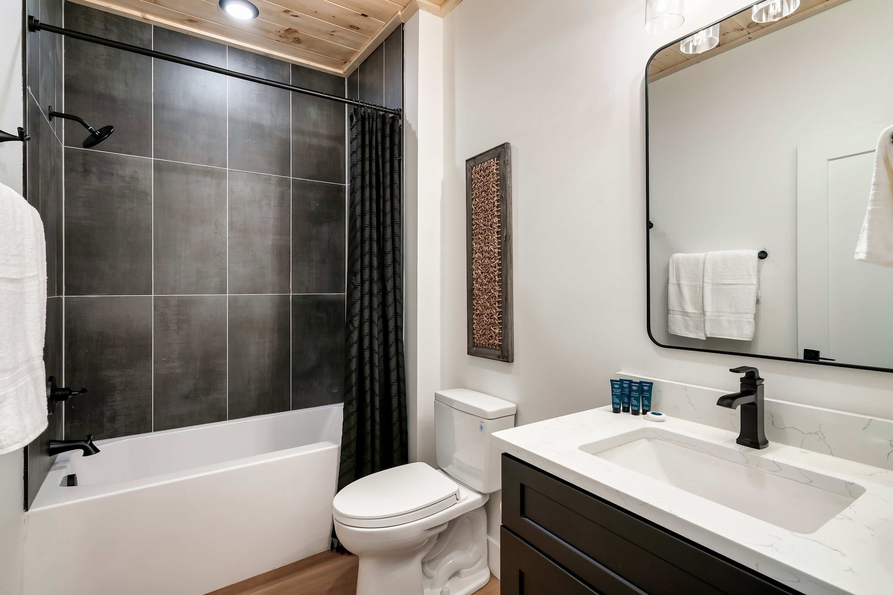 Un baño moderno con bañera, inodoro y lavabo.