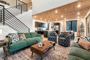 Een televisie, een open haard en een kantoor