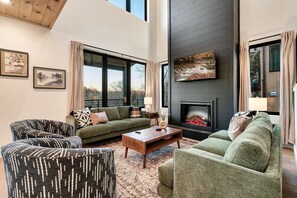 TV, fireplace, offices - Modern Luxury・Pool, Hot Tub & Near Water Parks! (Sevierville)