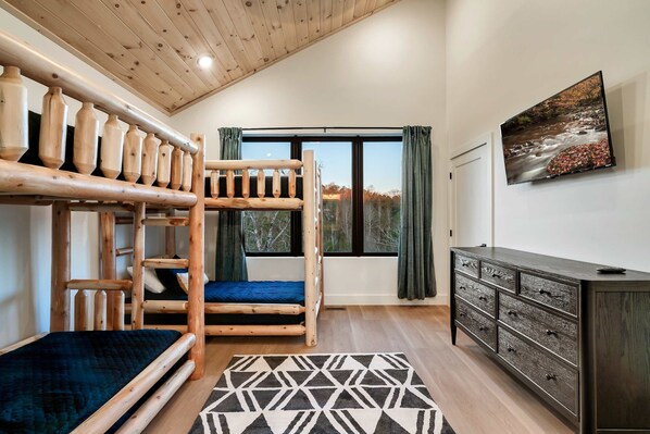 5 bedrooms, iron/ironing board, WiFi, bed sheets