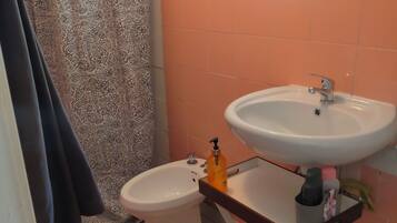 Umweltfreundliche Kosmetikartikel, Haartrockner, Handtücher, Seife