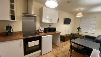 Apartamento | Cocina privada | Frigorífico, microondas, horno y placa de cocina