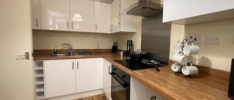 Apartamento | Cozinha privada | Geladeira, micro-ondas, fogão, cooktop