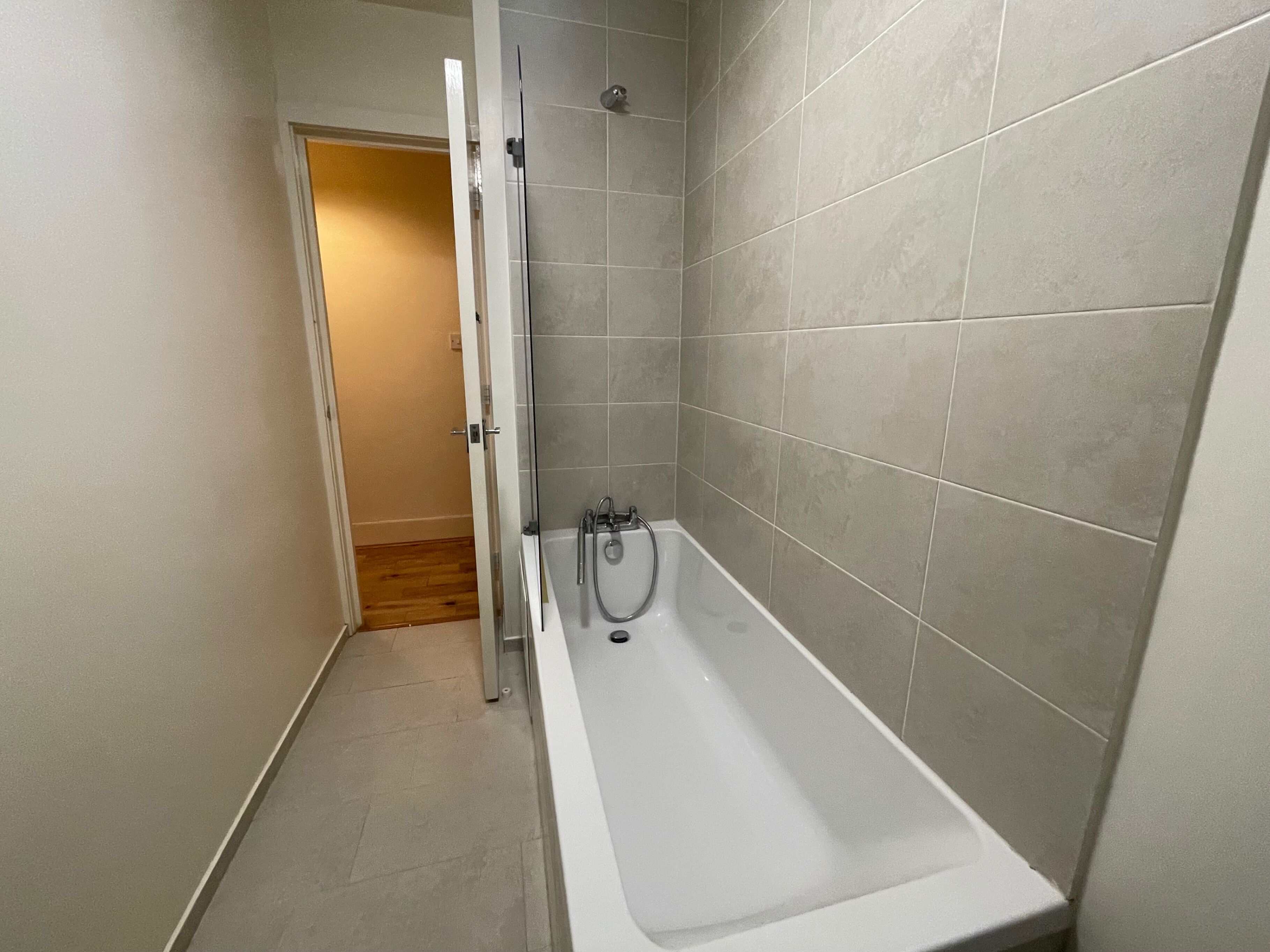 Apartamento | Baño | Ducha y bañera combinadas, bañera profunda, secador de pelo y toallas