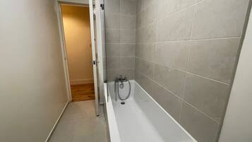 Apartment | Badezimmer | Duschwanne, Komfortbadewanne, Haartrockner, Handtücher