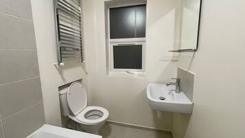 Apartamento | Baño | Ducha y bañera combinadas, bañera profunda, secador de pelo y toallas