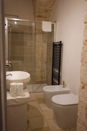 Superior Triple Room | Bathroom | Shower, hair dryer, towels, soap - masseria casamassima (Ostuni)