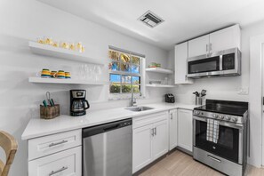 Kylskåp, mikrovågsugn, ugn och spishäll