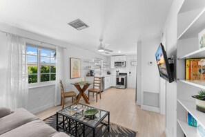 Un apartamento moderno con sala de estar, comedor y cocina.