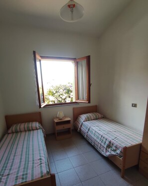3 chambres, fer et planche Ă repasser