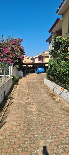 Property grounds - Vacation apartment in La Caletta, just a few minutes from the beach (La Caletta)