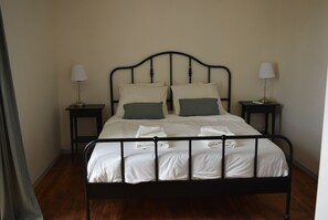 4 quartos, ferros/tábuas de passar roupa, berço de viagem
