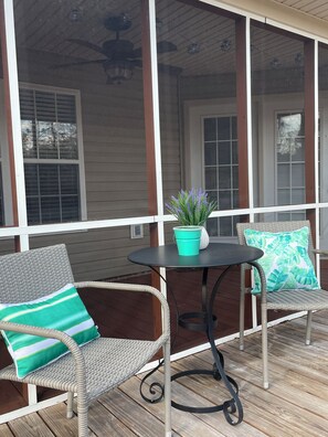 Outdoor dining - Cozy Quiet Private Home in Established Neighborhood Close to Base & Beach! (Jacksonville)