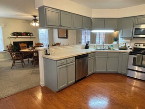 Jääkaappi, mikroaaltouuni, uuni, liesi