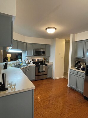 Jääkaappi, mikroaaltouuni, uuni, liesi