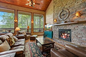 Fernseher, Kamin, Tischtennisplatte