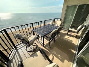 Outdoor dining - XPLORIE ACTIVITIES & LINENS INCLUDED*! 3BR direct oceanfront end unit. Indoor & outdoor pools and TIKI Bar! (Ocean City)