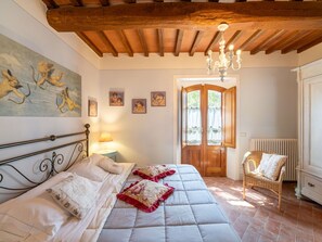 2 bedrooms, travel crib, free WiFi