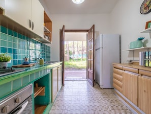 Een microgolfoven, een oven, een vaatwasser, een kinderstoel