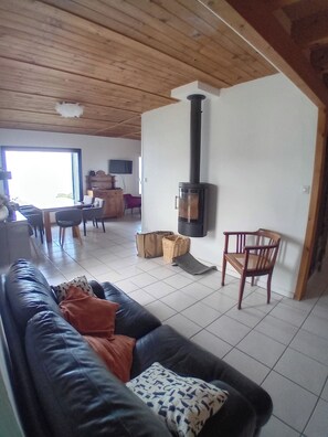 TV, fireplace, DVD player, books - Seaside house with exceptional view of Paimpol bay (PLOUEZEC)