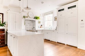 Apartment | Private kitchen | Fridge, microwave, oven, stovetop - Luxury 3-bed Apartment in Central London (London)
