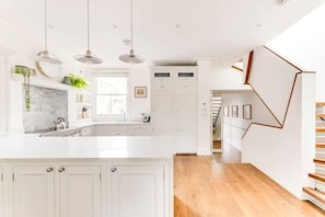 Apartment | Private kitchen | Fridge, microwave, oven, stovetop - Luxury 3-bed Apartment in Central London (London)