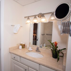 ヘアドライヤー、タオル、石鹸、シャンプー