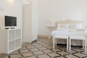 1 habitación, escritorio, tabla de planchar con plancha y wifi