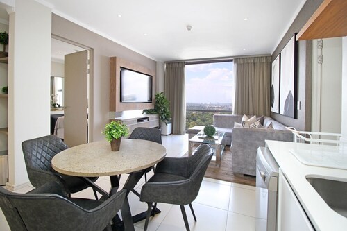 2-Bedroom Apartment in centre of Sandton with Gym, Restaurant