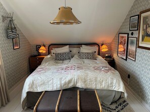 4 bedrooms, iron/ironing board, WiFi, bed sheets