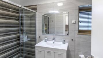 Apartemen, 1 kamar tidur, patio | Kamar mandi
