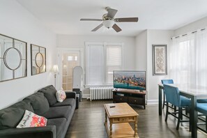 Smart TV - 6 bedroom Home with 2 living spaces in DT Libertyville near Corp HQs & Naval Base (Libertyville)