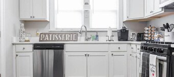 6 bedroom Home with 2 living spaces in DT Libertyville near Corp HQs & Naval Base